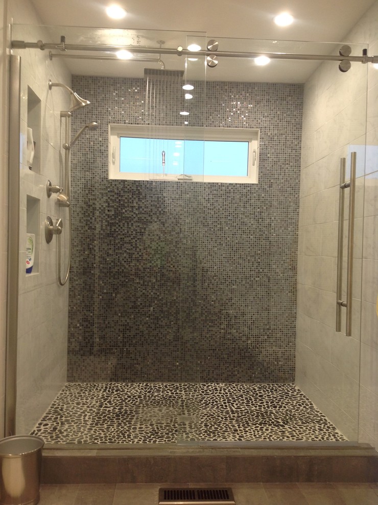 Foto di una stanza da bagno padronale contemporanea con piastrelle multicolore, piastrelle in metallo, ante con riquadro incassato, ante bianche, doccia a filo pavimento, pareti bianche e parquet scuro