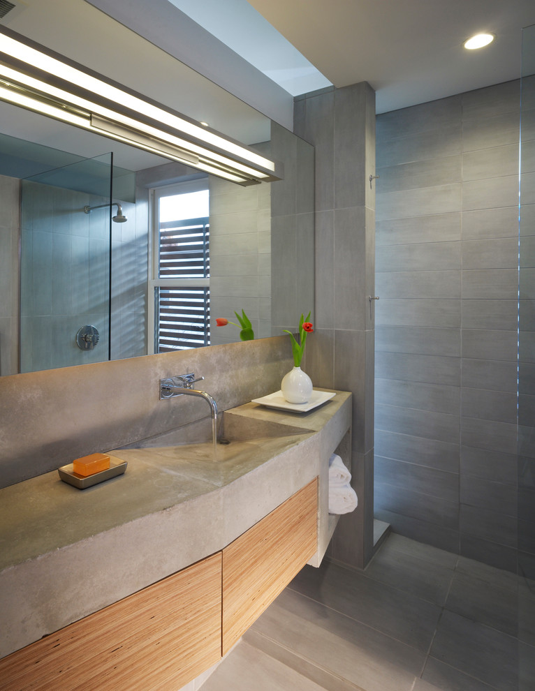 ワシントンD.C.にあるインダストリアルスタイルのおしゃれな浴室 (コンクリートの洗面台、照明) の写真