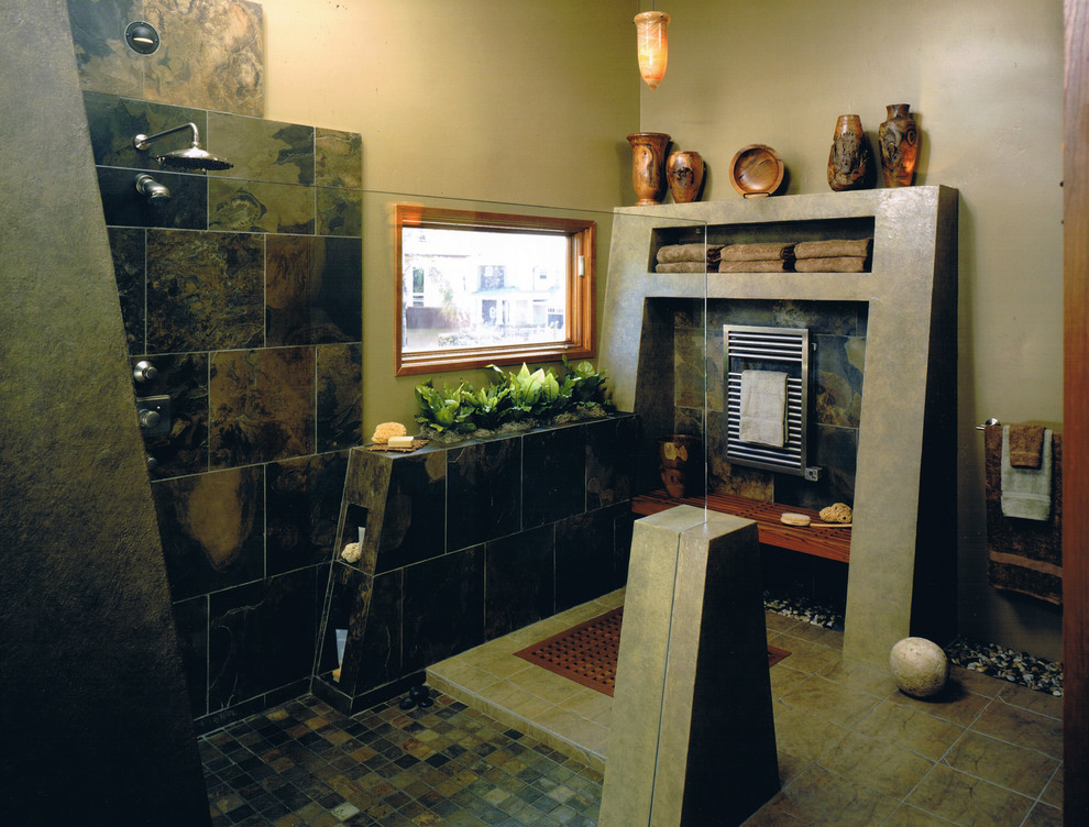 Inspiration för ett stort funkis en-suite badrum, med öppna hyllor, en öppen dusch, flerfärgad kakel, stenkakel, beige väggar, klinkergolv i porslin, brunt golv och med dusch som är öppen