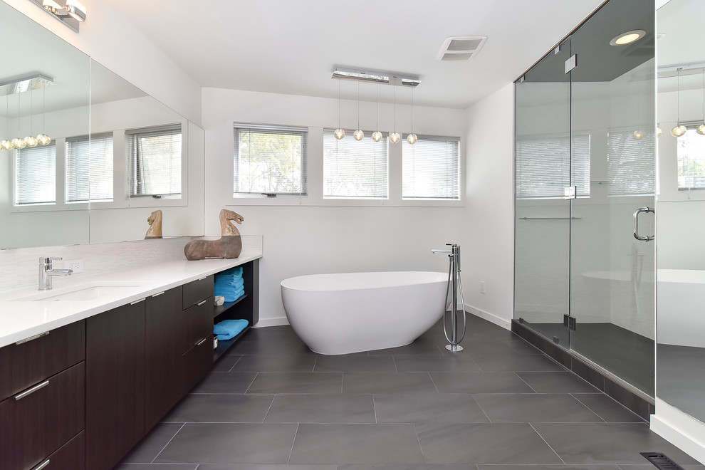 Exemple d'une douche en alcôve tendance en bois foncé avec un lavabo encastré, un placard à porte plane, une baignoire indépendante et un mur blanc.