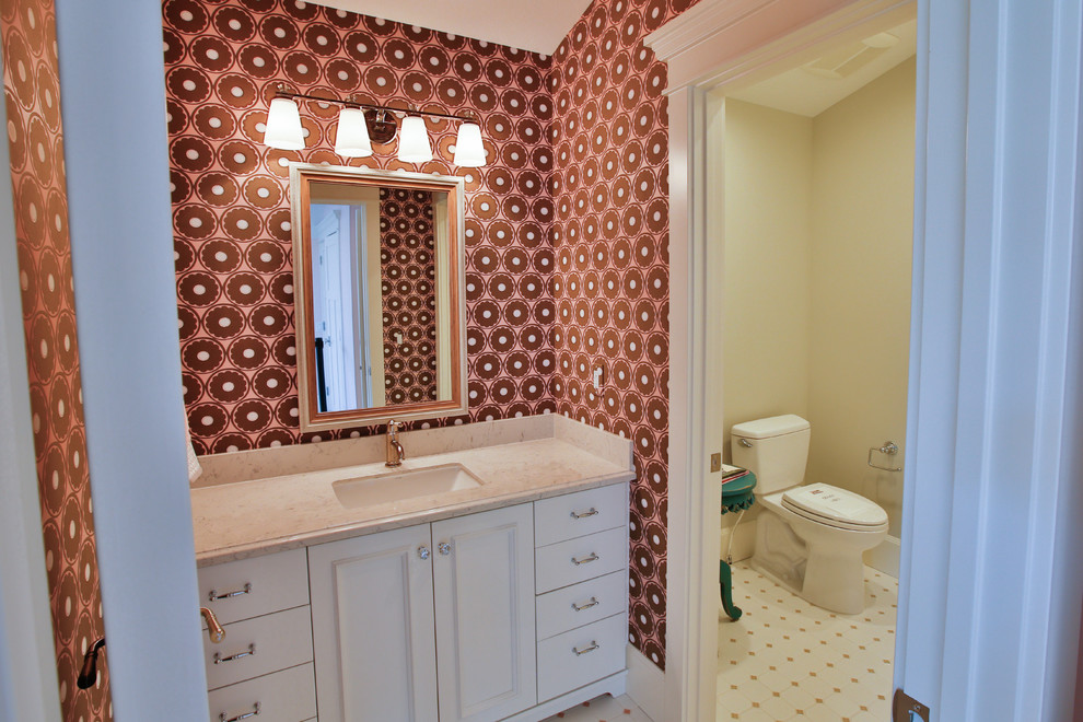 На фото: большая детская ванная комната в стиле неоклассика (современная классика) с врезной раковиной, фасадами с утопленной филенкой, белыми фасадами, белой плиткой, розовыми стенами, столешницей из кварцита, плиткой мозаикой и полом из мозаичной плитки