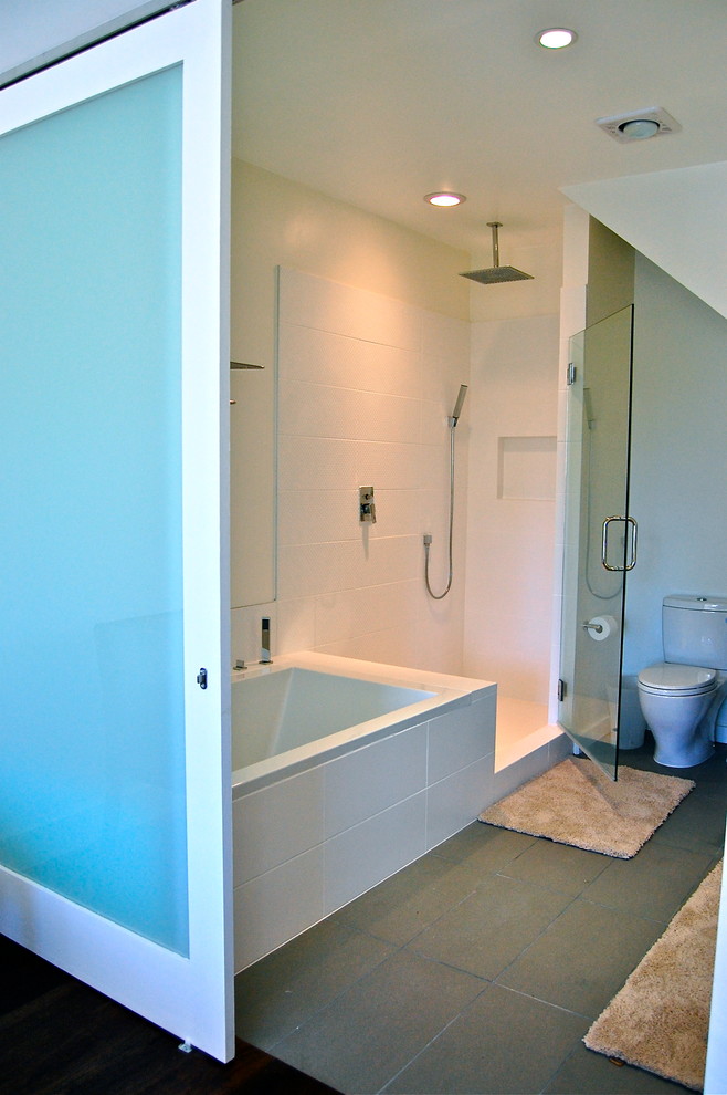 Foto på ett stort funkis en-suite badrum, med släta luckor, vita skåp, en öppen dusch, svart och vit kakel, porslinskakel och bänkskiva i betong