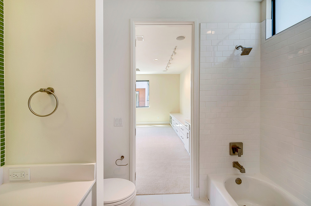 Idee per una stanza da bagno per bambini minimalista con lavabo sottopiano, ante lisce, ante bianche, piastrelle verdi, piastrelle in gres porcellanato, pareti bianche e pavimento in gres porcellanato