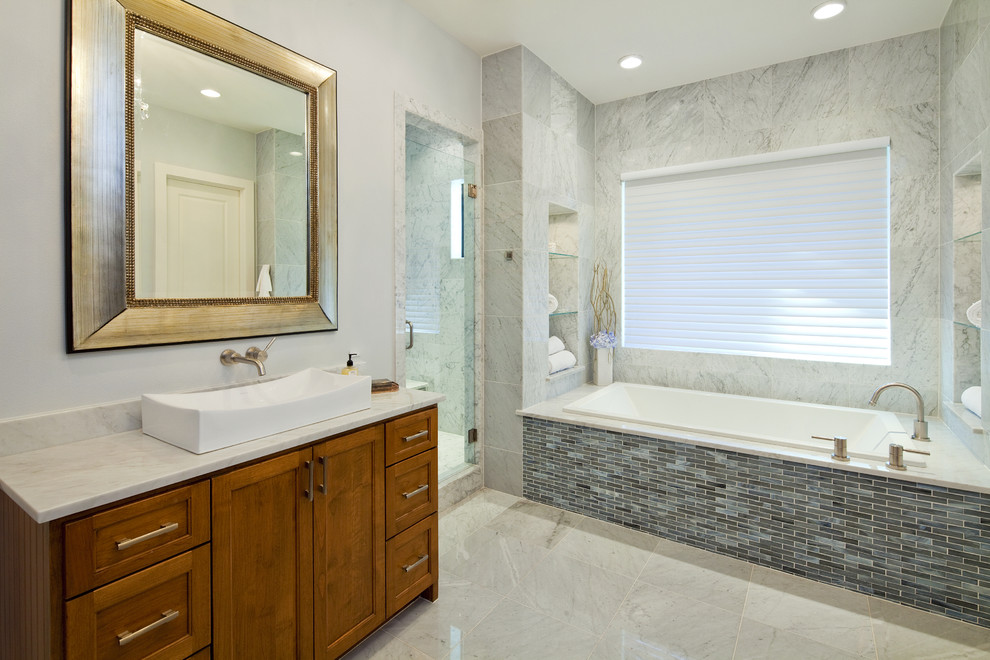Стильный дизайн: ванная комната в современном стиле с плиткой мозаикой и настольной раковиной - последний тренд