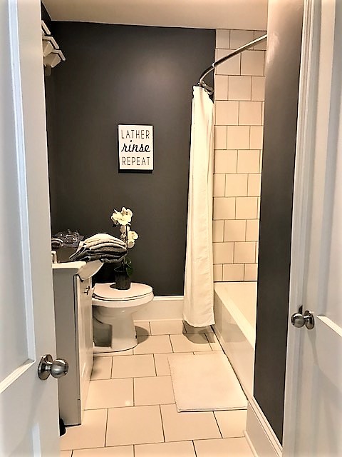 На фото: ванная комната среднего размера в классическом стиле с ванной в нише, душем над ванной, раздельным унитазом, белой плиткой, керамогранитной плиткой, черными стенами, полом из керамогранита, душевой кабиной, белым полом и шторкой для ванной с