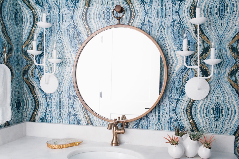 Идея дизайна: ванная комната в стиле неоклассика (современная классика) с синими стенами и врезной раковиной