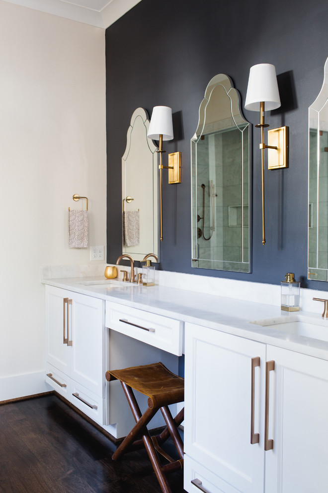 Idée de décoration pour une salle de bain tradition avec un placard à porte shaker, des portes de placard blanches, un mur bleu, un lavabo encastré et un plan de toilette blanc.