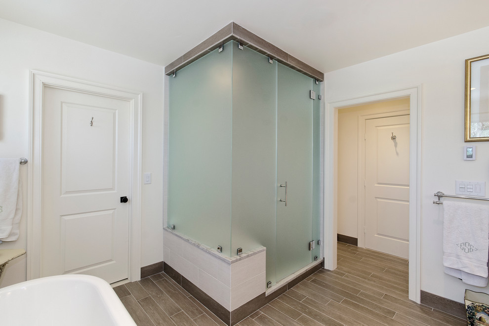 Immagine di una stanza da bagno chic con ante bianche, top in marmo, vasca freestanding, doccia alcova, piastrelle beige e piastrelle in ceramica