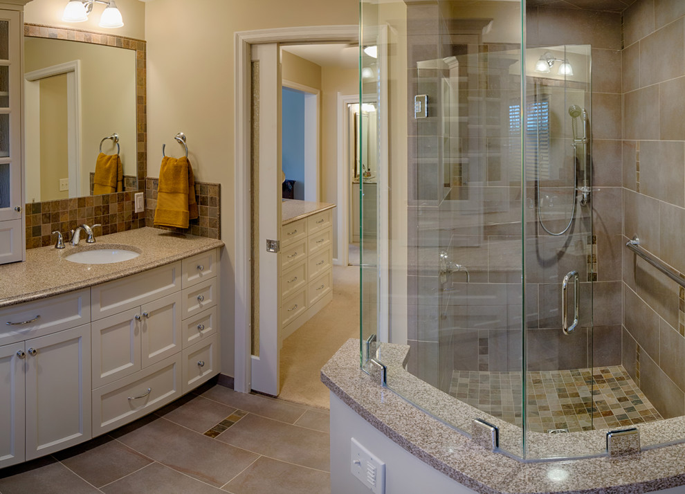 Exemple d'une salle de bain chic avec un lavabo encastré, des portes de placard blanches, un plan de toilette en granite, un carrelage multicolore, des carreaux de porcelaine, un placard à porte plane et une douche à l'italienne.