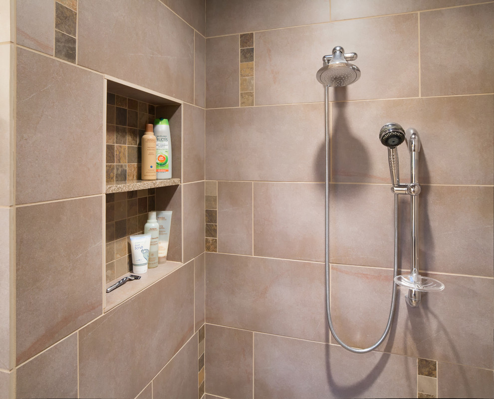 Foto di una stanza da bagno classica con piastrelle grigie e piastrelle in gres porcellanato