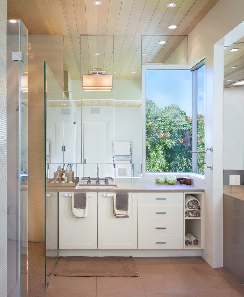 Foto de cuarto de baño actual de tamaño medio con puertas de armario blancas, ducha esquinera, lavabo bajoencimera, encimera de acrílico y ducha abierta