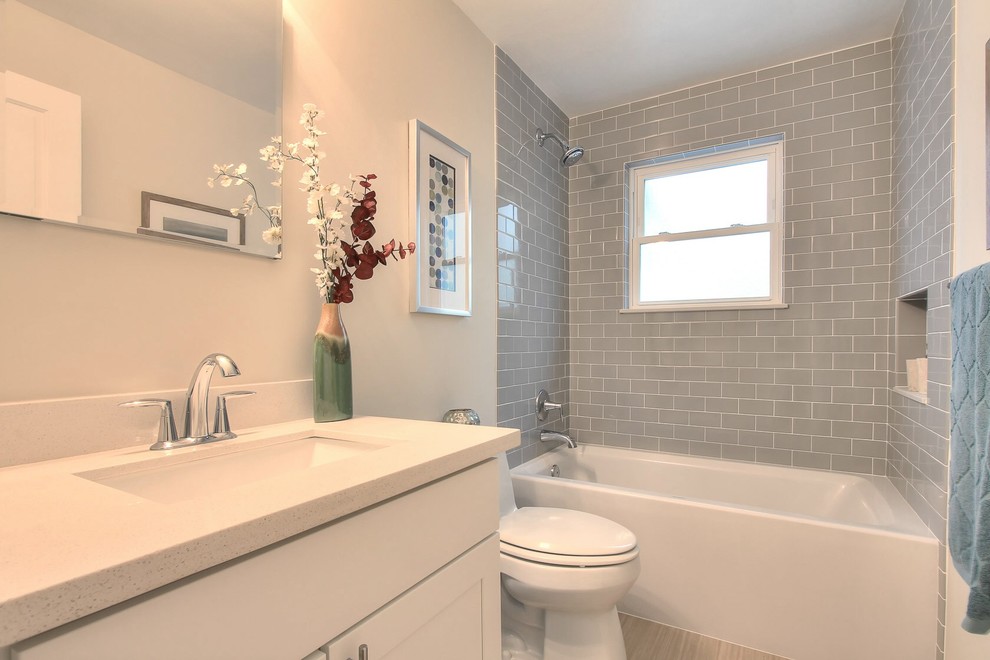 Idéer för mellanstora vintage badrum med dusch, med skåp i shakerstil, vita skåp, ett badkar i en alkov, en dusch/badkar-kombination, en toalettstol med hel cisternkåpa, grå kakel, tunnelbanekakel, beige väggar, linoleumgolv, ett integrerad handfat och bänkskiva i kvartsit
