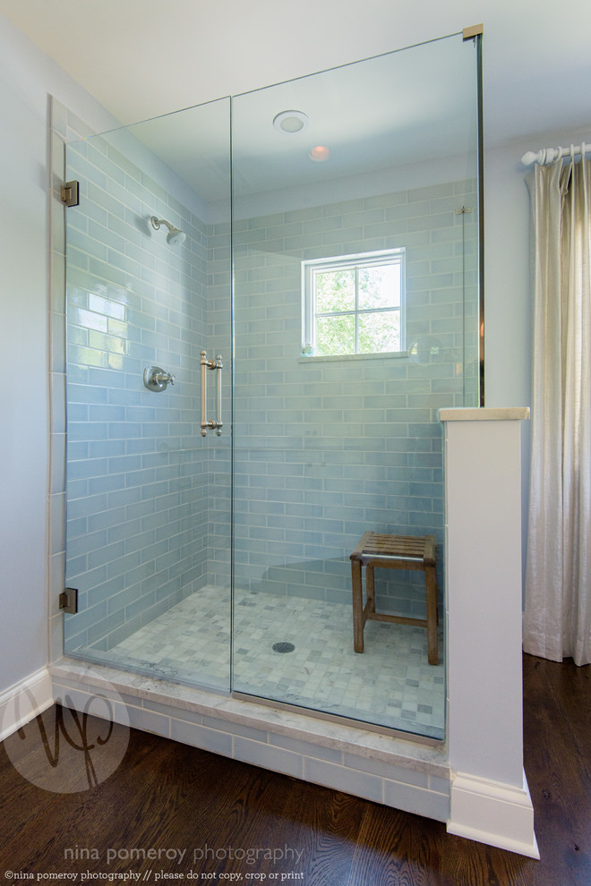 Großes Modernes Badezimmer En Suite mit Schrankfronten im Shaker-Stil, weißen Schränken, Marmor-Waschbecken/Waschtisch, Eckdusche, grauen Fliesen, blauer Wandfarbe und dunklem Holzboden in San Francisco
