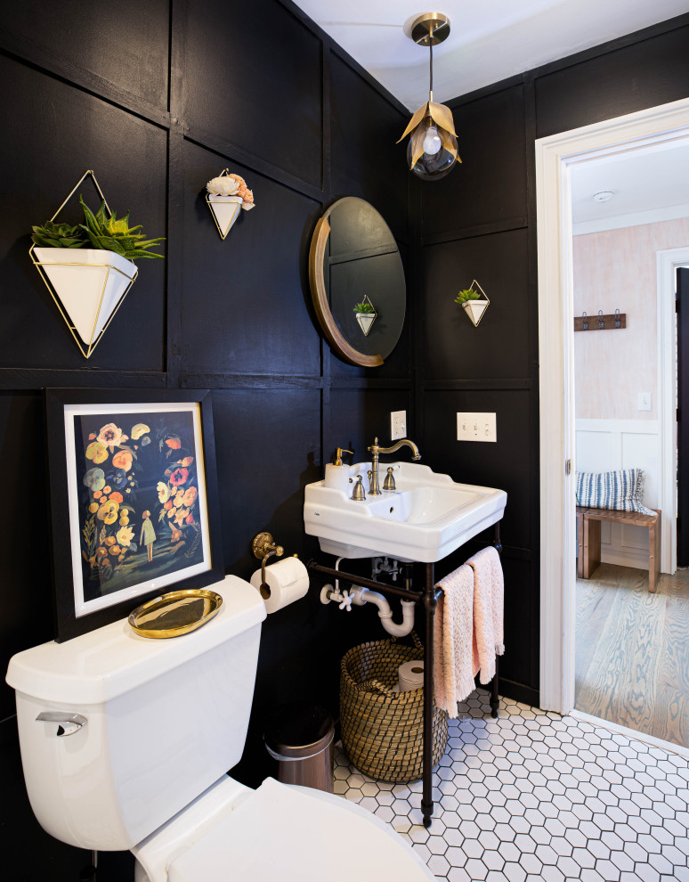Пример оригинального дизайна: маленькая ванная комната в стиле кантри с белыми фасадами, раздельным унитазом, черными стенами, полом из керамогранита, консольной раковиной и белым полом для на участке и в саду