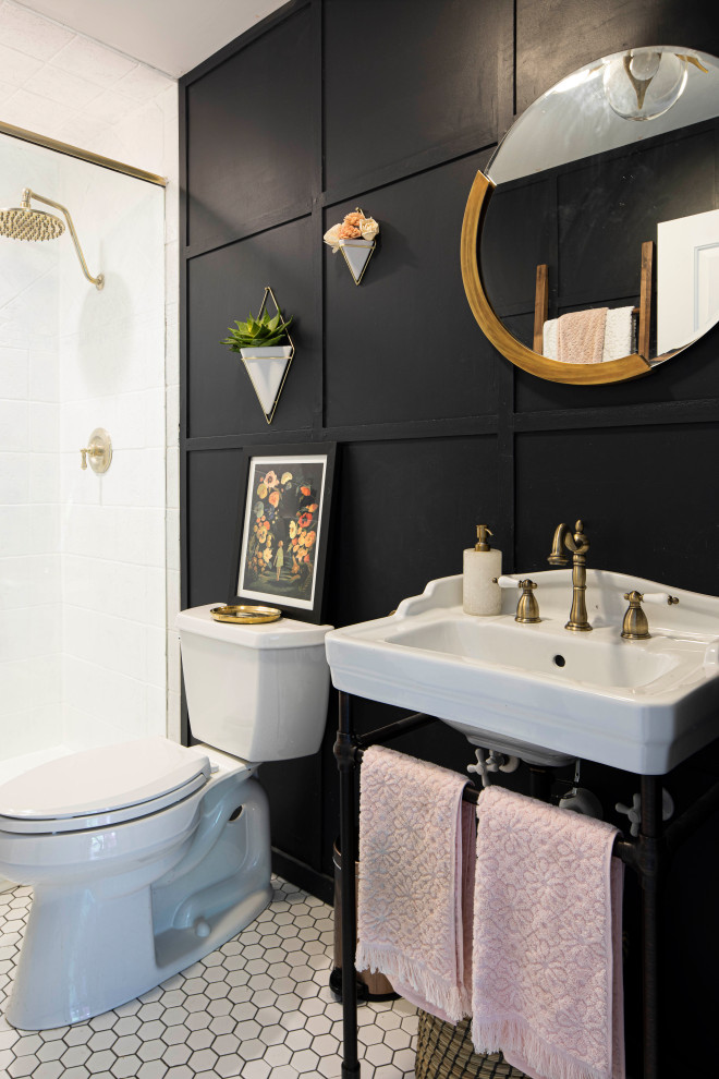 На фото: маленькая ванная комната в стиле кантри с белыми фасадами, раздельным унитазом, черными стенами, полом из керамогранита, консольной раковиной и белым полом для на участке и в саду