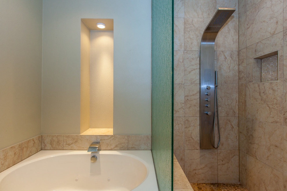 Bild på ett stort amerikanskt en-suite badrum, med ett badkar i en alkov, en kantlös dusch, beige kakel, beige väggar och klinkergolv i småsten