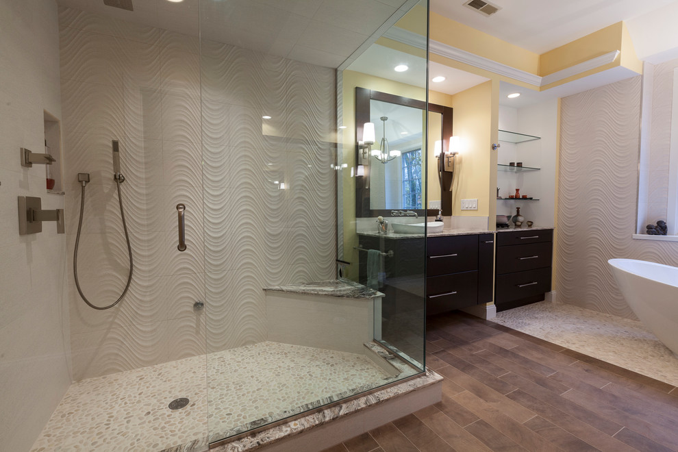 Стильный дизайн: большая главная ванная комната в современном стиле с плоскими фасадами, коричневыми фасадами, отдельно стоящей ванной, угловым душем, раздельным унитазом, белой плиткой, керамогранитной плиткой, желтыми стенами, полом из галечной плитки, настольной раковиной, столешницей из кварцита, бежевым полом и душем с распашными дверями - последний тренд