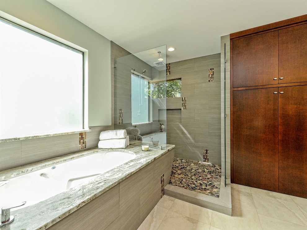 Стильный дизайн: главная ванная комната среднего размера в современном стиле с плоскими фасадами, полновстраиваемой ванной, открытым душем, раздельным унитазом, разноцветной плиткой, галечной плиткой, зелеными стенами, полом из керамической плитки, врезной раковиной, столешницей из гранита и темными деревянными фасадами - последний тренд