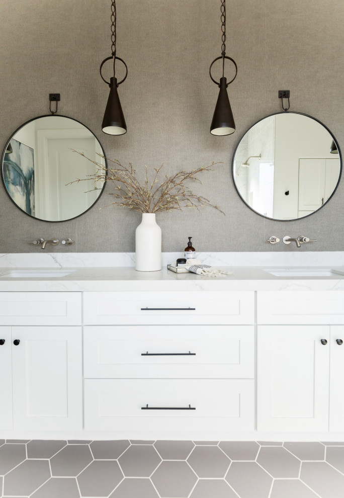Идея дизайна: главная ванная комната в морском стиле с фасадами в стиле шейкер, белыми фасадами, серыми стенами, врезной раковиной, серым полом, белой столешницей, тумбой под две раковины и зеркалом с подсветкой