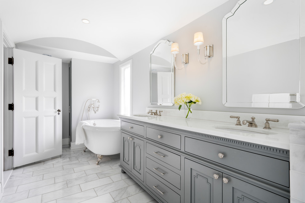 Idéer för mellanstora vintage en-suite badrum, med grå skåp, ett fristående badkar, en öppen dusch, en toalettstol med separat cisternkåpa, vit kakel, marmorkakel, grå väggar, marmorgolv, marmorbänkskiva, dusch med gångjärnsdörr och ett undermonterad handfat