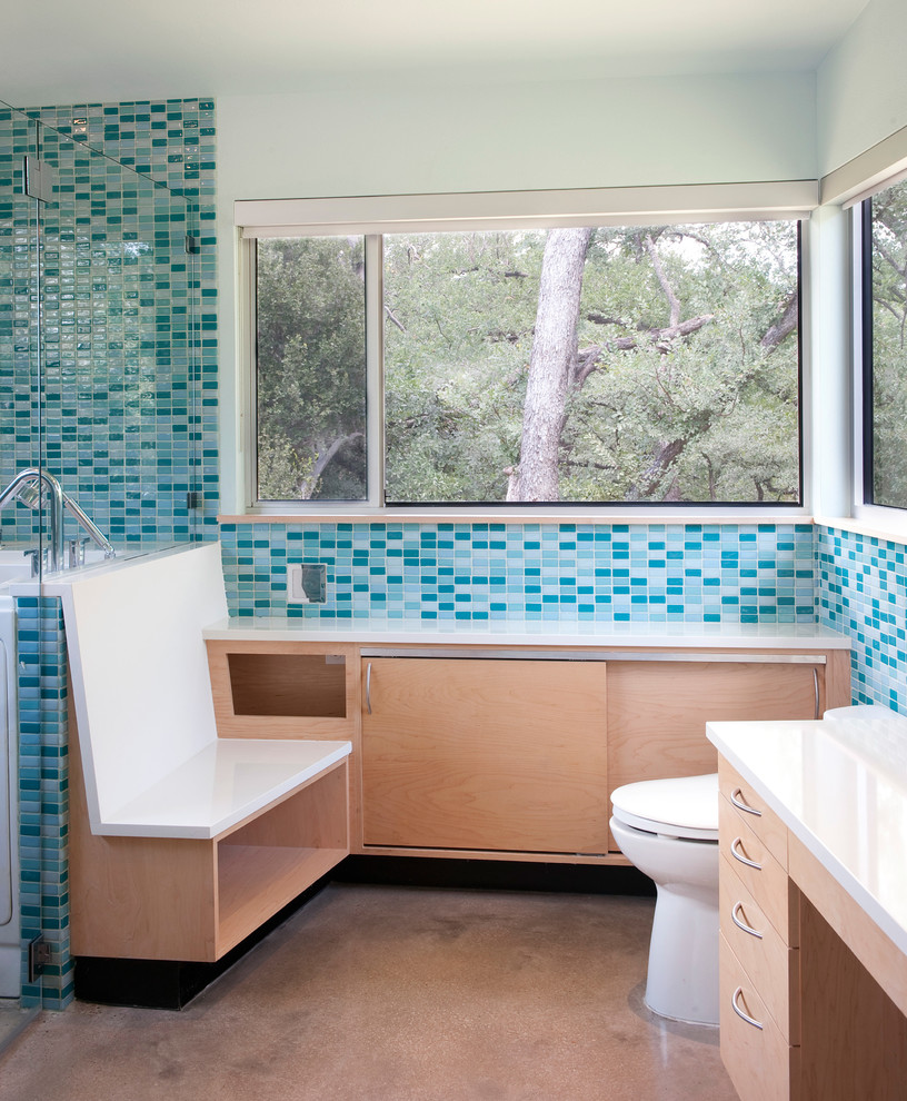 Idéer för mellanstora funkis en-suite badrum, med släta luckor, skåp i ljust trä, blå kakel, mosaik, ett undermonterad handfat, bänkskiva i kvarts, en toalettstol med hel cisternkåpa, blå väggar och betonggolv