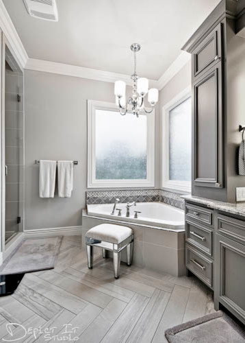 Свежая идея для дизайна: большая главная ванная комната в стиле неоклассика (современная классика) с серыми фасадами, душем в нише, раздельным унитазом, полом из керамогранита, врезной раковиной, столешницей из гранита, фасадами с утопленной филенкой, накладной ванной, серыми стенами, серым полом, душем с распашными дверями и серой столешницей - отличное фото интерьера