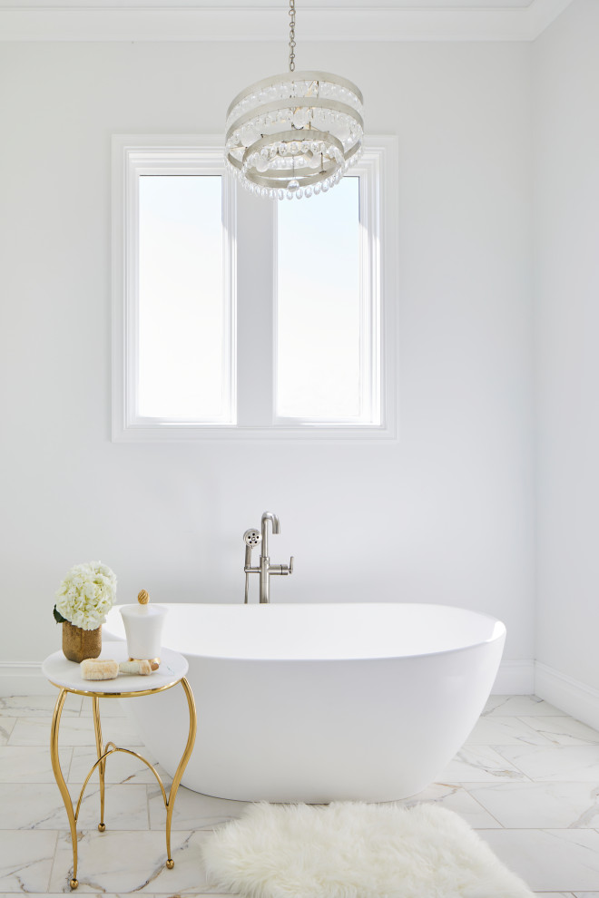 Inredning av ett klassiskt mycket stort vit vitt en-suite badrum, med skåp i shakerstil, vita skåp, ett fristående badkar, vit kakel, porslinskakel, vita väggar, klinkergolv i porslin, ett undermonterad handfat, bänkskiva i akrylsten, vitt golv och med dusch som är öppen