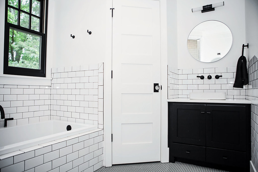 Idée de décoration pour une salle de bain nordique pour enfant avec des portes de placard noires, du carrelage en marbre, un mur blanc, un sol en carrelage de céramique, un sol gris et une cabine de douche à porte battante.