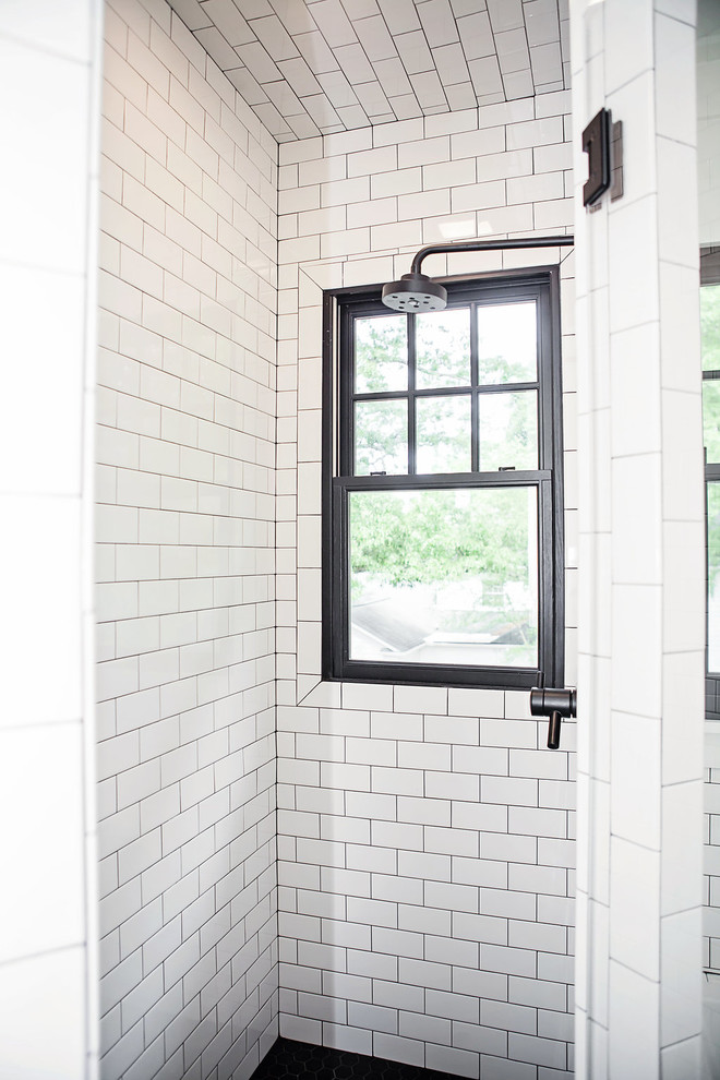 Foto di una stanza da bagno per bambini nordica con ante nere, piastrelle di marmo, pareti bianche, pavimento con piastrelle in ceramica, pavimento grigio e porta doccia a battente