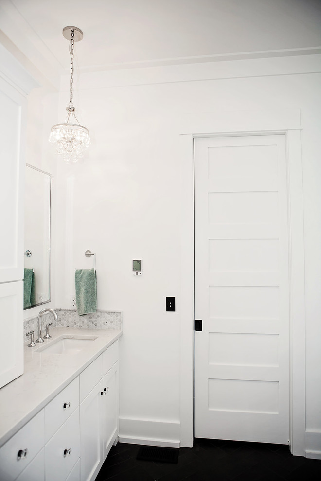 Diseño de cuarto de baño principal nórdico con puertas de armario blancas, baldosas y/o azulejos de mármol, paredes blancas, suelo de baldosas de porcelana, suelo gris y ducha con puerta con bisagras