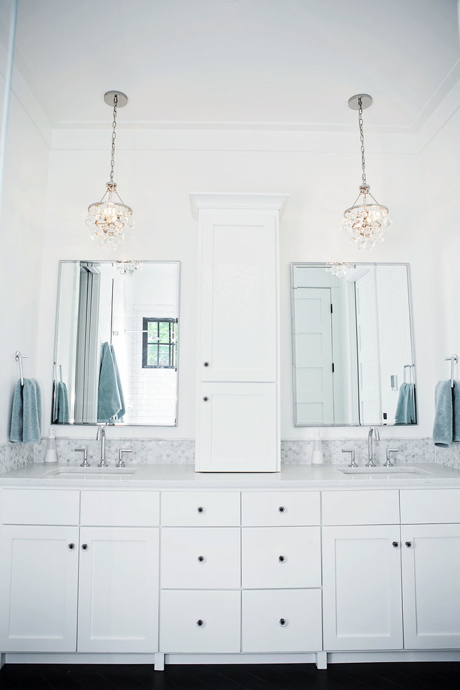 Réalisation d'une salle de bain principale nordique avec des portes de placard blanches, du carrelage en marbre, un mur blanc, un sol en carrelage de porcelaine, un sol gris et une cabine de douche à porte battante.