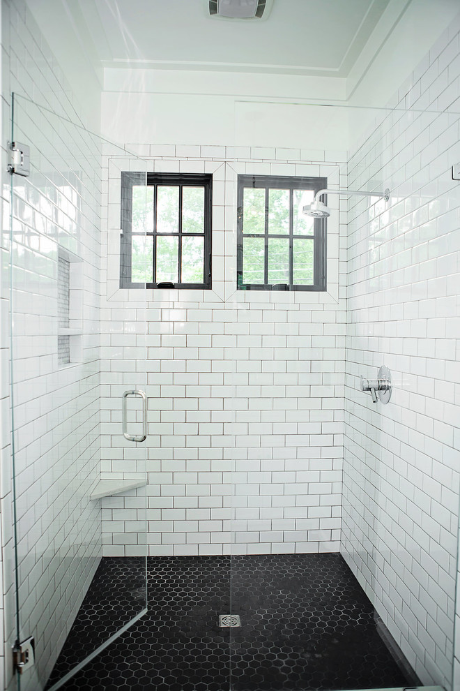 Foto de cuarto de baño principal nórdico con puertas de armario blancas, baldosas y/o azulejos de mármol, paredes blancas, suelo de baldosas de porcelana, suelo gris y ducha con puerta con bisagras