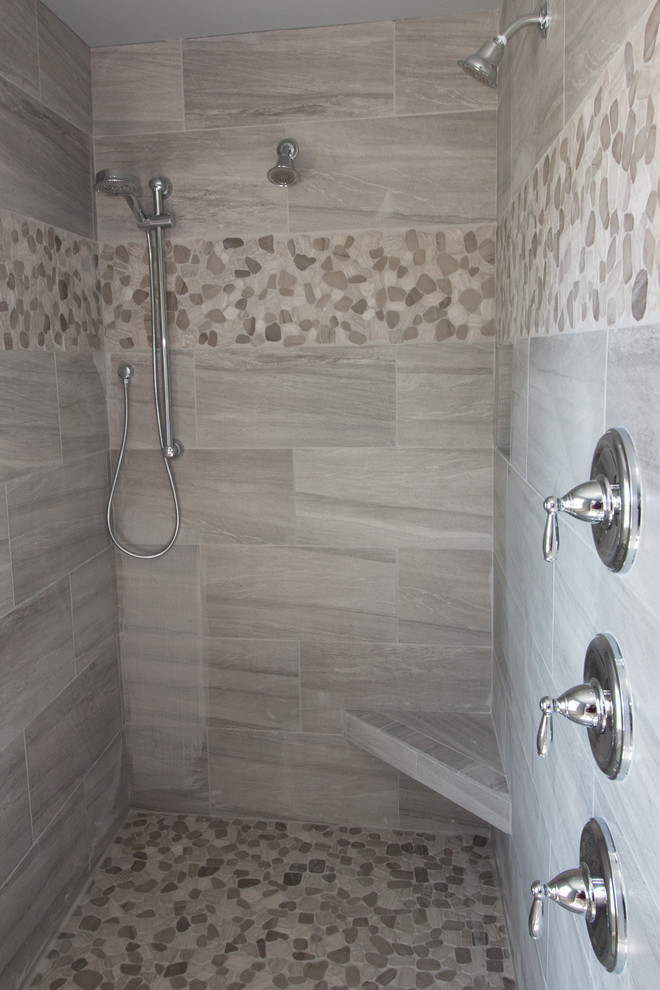 Foto di una grande stanza da bagno padronale classica con piastrelle grigie