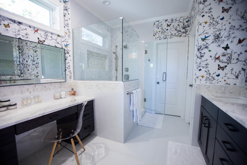 Пример оригинального дизайна: главная ванная комната в современном стиле с фасадами с утопленной филенкой, коричневыми фасадами, душевой комнатой, белой плиткой, керамической плиткой, разноцветными стенами, полом из керамогранита, врезной раковиной, столешницей из гранита, белым полом и душем с распашными дверями