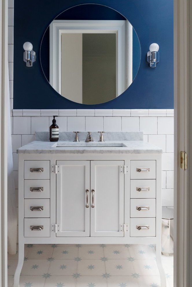 Modernes Badezimmer mit offener Dusche, blauer Wandfarbe, Zementfliesen für Boden, Unterbauwaschbecken, Marmor-Waschbecken/Waschtisch und Duschvorhang-Duschabtrennung in New York