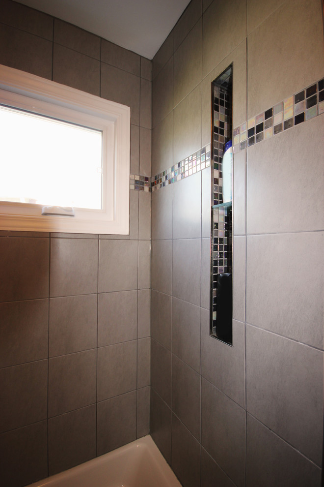 На фото: главная ванная комната среднего размера в современном стиле с консольной раковиной, фасадами с декоративным кантом, темными деревянными фасадами, угловой ванной, угловым душем, унитазом-моноблоком, бежевыми стенами и полом из керамической плитки