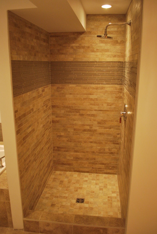 Imagen de cuarto de baño clásico con ducha empotrada, baldosas y/o azulejos marrones, paredes beige y azulejos en listel