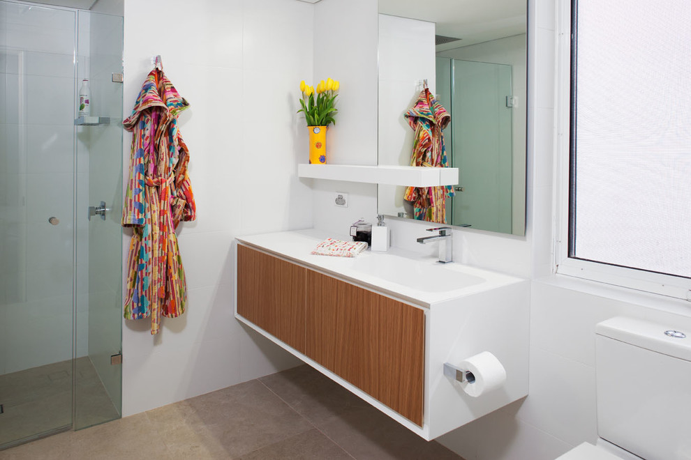 Идея дизайна: ванная комната среднего размера в стиле ретро с подвесной раковиной, белыми фасадами, столешницей из искусственного кварца, унитазом-моноблоком, керамической плиткой, белыми стенами и полом из травертина