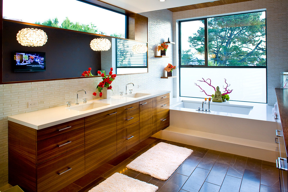 Diseño de cuarto de baño contemporáneo con armarios con paneles lisos y puertas de armario de madera oscura