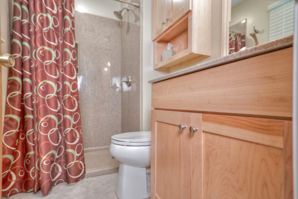 Réalisation d'une douche en alcôve tradition en bois clair de taille moyenne avec un placard à porte plane, un plan de toilette en onyx, une grande vasque, WC séparés et un sol en carrelage de céramique.