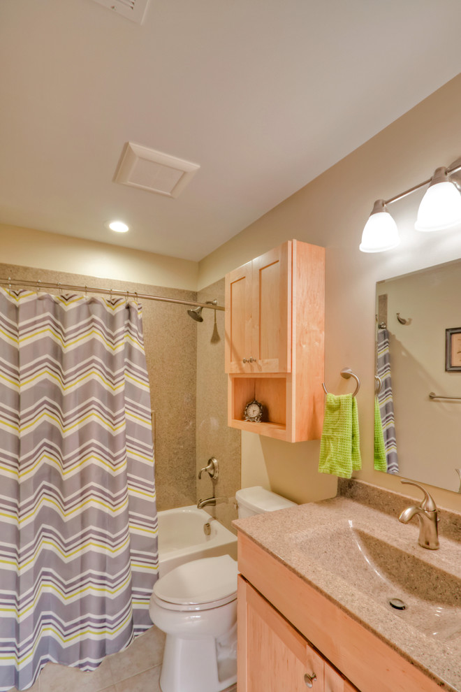 Exemple d'une douche en alcôve chic en bois clair de taille moyenne avec une grande vasque, un placard à porte plane, un plan de toilette en onyx, une baignoire en alcôve, WC séparés et un sol en carrelage de céramique.