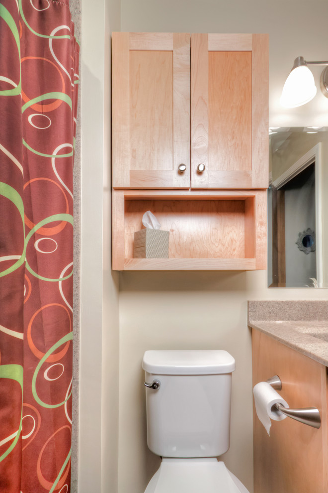 Cette image montre une douche en alcôve traditionnelle en bois clair de taille moyenne avec un placard à porte plane, un plan de toilette en onyx, une baignoire en alcôve, WC séparés et un sol en carrelage de céramique.