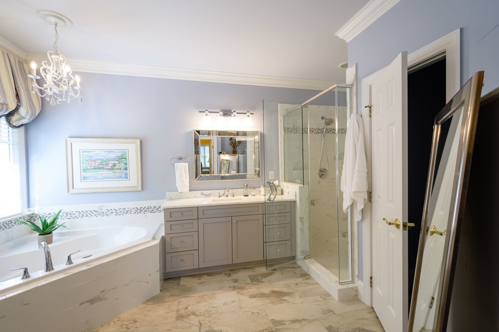 Exempel på ett stort klassiskt en-suite badrum, med skåp i shakerstil, grå skåp, ett platsbyggt badkar, en hörndusch, en toalettstol med separat cisternkåpa, blå väggar, ett undermonterad handfat, bänkskiva i kvartsit och dusch med gångjärnsdörr