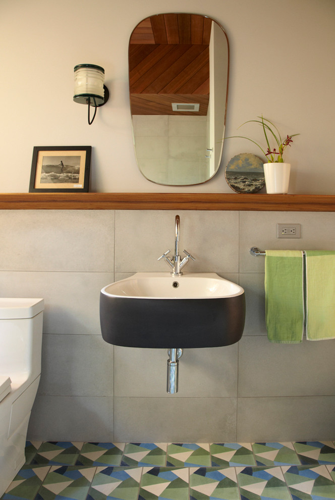 Ejemplo de cuarto de baño costero, pequeño, con lavabo suspendido, sanitario de una pieza, baldosas y/o azulejos grises, baldosas y/o azulejos beige, baldosas y/o azulejos azules, baldosas y/o azulejos verdes, baldosas y/o azulejos de cerámica, paredes beige, suelo de baldosas de cerámica y aseo y ducha