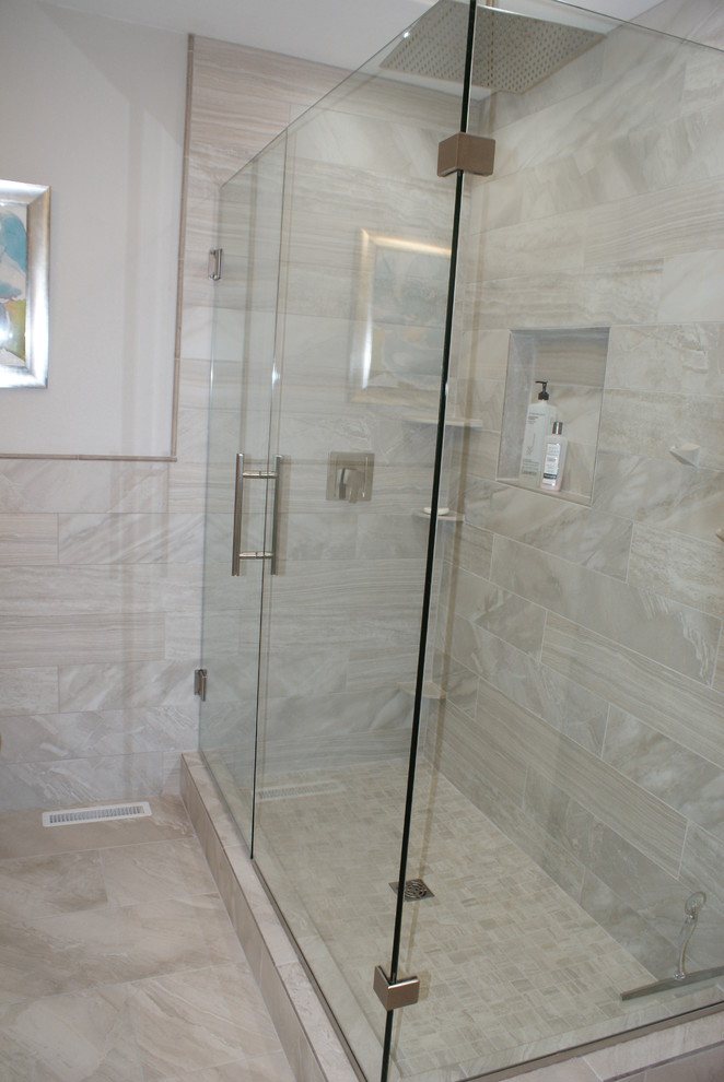 Example of a mid-sized minimalist 3/4 gray tile and porcelain tile porcelain tile and gray floor alcove shower design in Minneapolis with shaker cabinets, white cabinets, a two-piece toilet, gray walls, an undermount sink, quartzite countertops and a hinged shower door