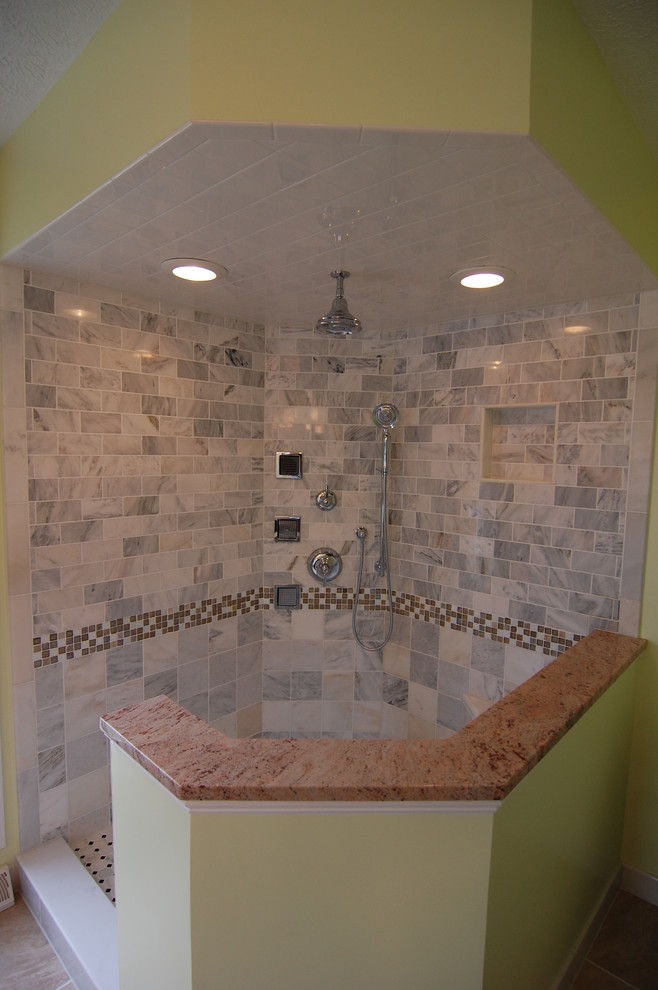 Foto di una grande stanza da bagno padronale chic con top in marmo, doccia ad angolo, piastrelle grigie, piastrelle diamantate, pareti gialle e pavimento in gres porcellanato