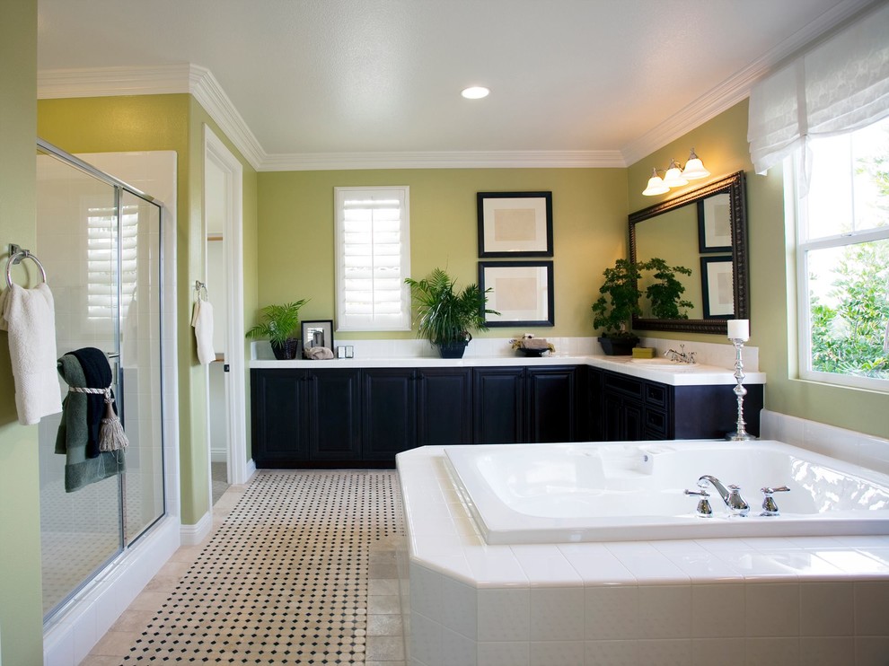 Idéer för stora vintage en-suite badrum, med luckor med upphöjd panel, svarta skåp, ett platsbyggt badkar, en dusch i en alkov, gröna väggar, ett nedsänkt handfat, bänkskiva i akrylsten och dusch med gångjärnsdörr