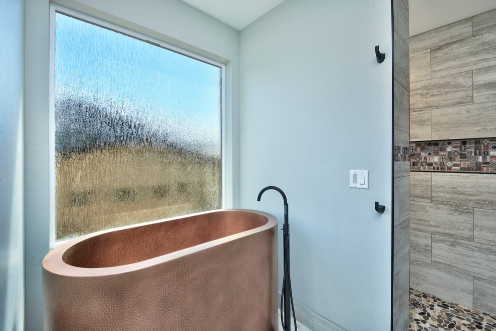 Inredning av ett rustikt mellanstort vit vitt en-suite badrum, med släta luckor, bruna skåp, ett fristående badkar, en dusch i en alkov, en toalettstol med separat cisternkåpa, grå väggar, klinkergolv i keramik, ett undermonterad handfat, laminatbänkskiva, grått golv och med dusch som är öppen