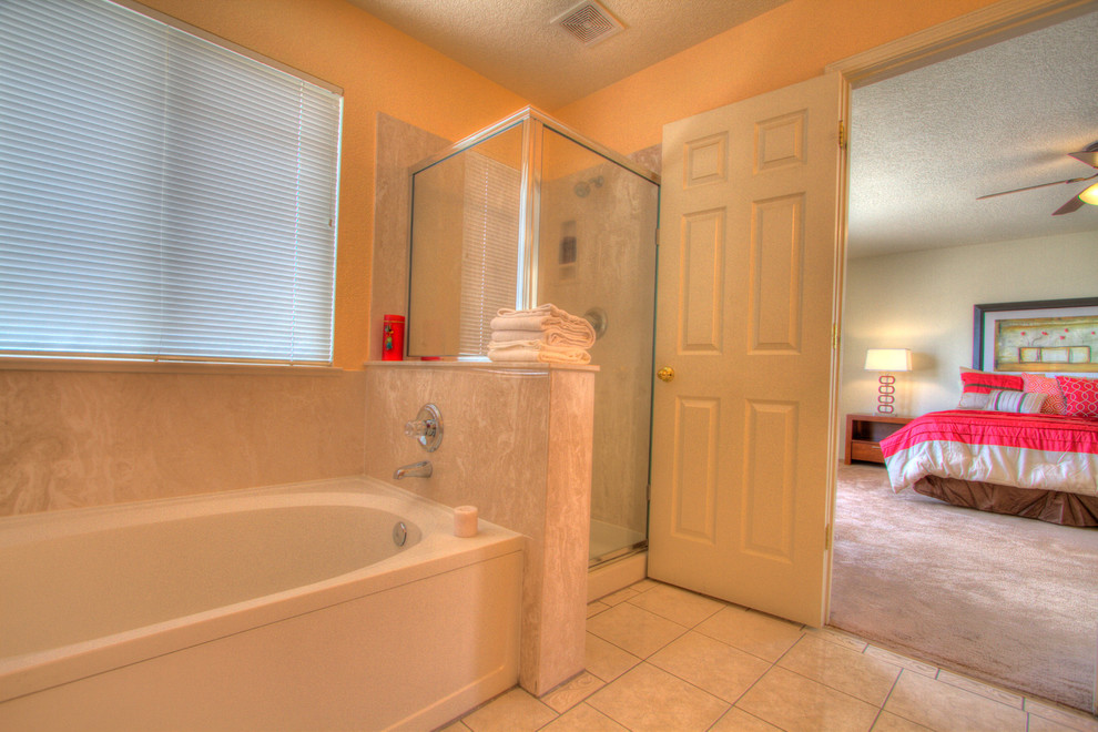 Cette photo montre une salle de bain principale sud-ouest américain en bois clair de taille moyenne avec un lavabo posé, un placard à porte shaker, un plan de toilette en surface solide, une baignoire posée, une douche d'angle, WC séparés, un carrelage blanc, des carreaux de céramique, un mur blanc et un sol en carrelage de céramique.