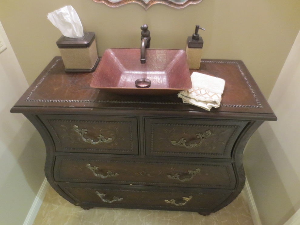Bild på ett mellanstort medelhavsstil badrum med dusch, med ett fristående handfat, möbel-liknande och skåp i mörkt trä